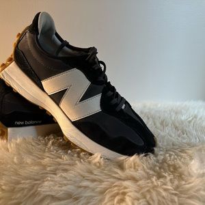 New Balance 327 Black/White